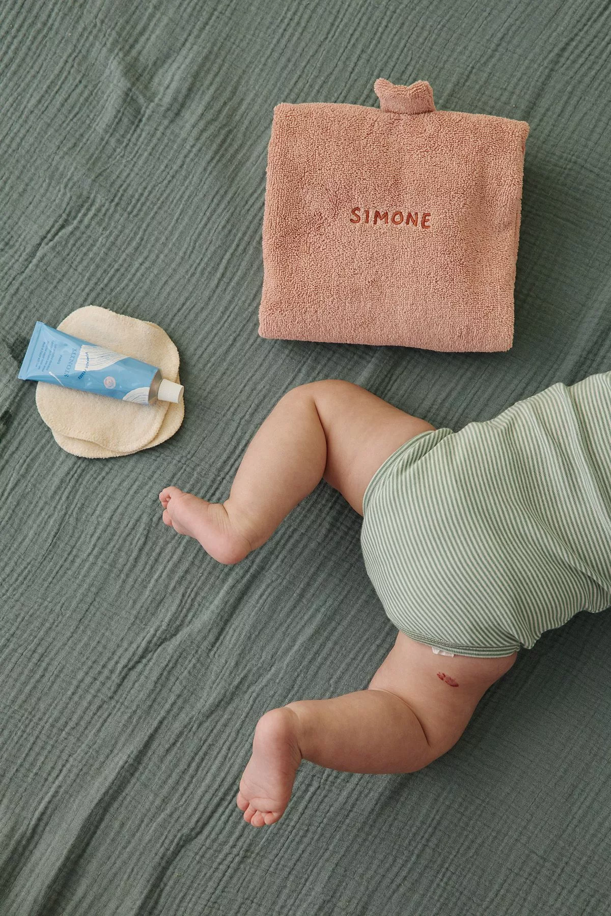 Personalizable foldable travel changing mat for babies