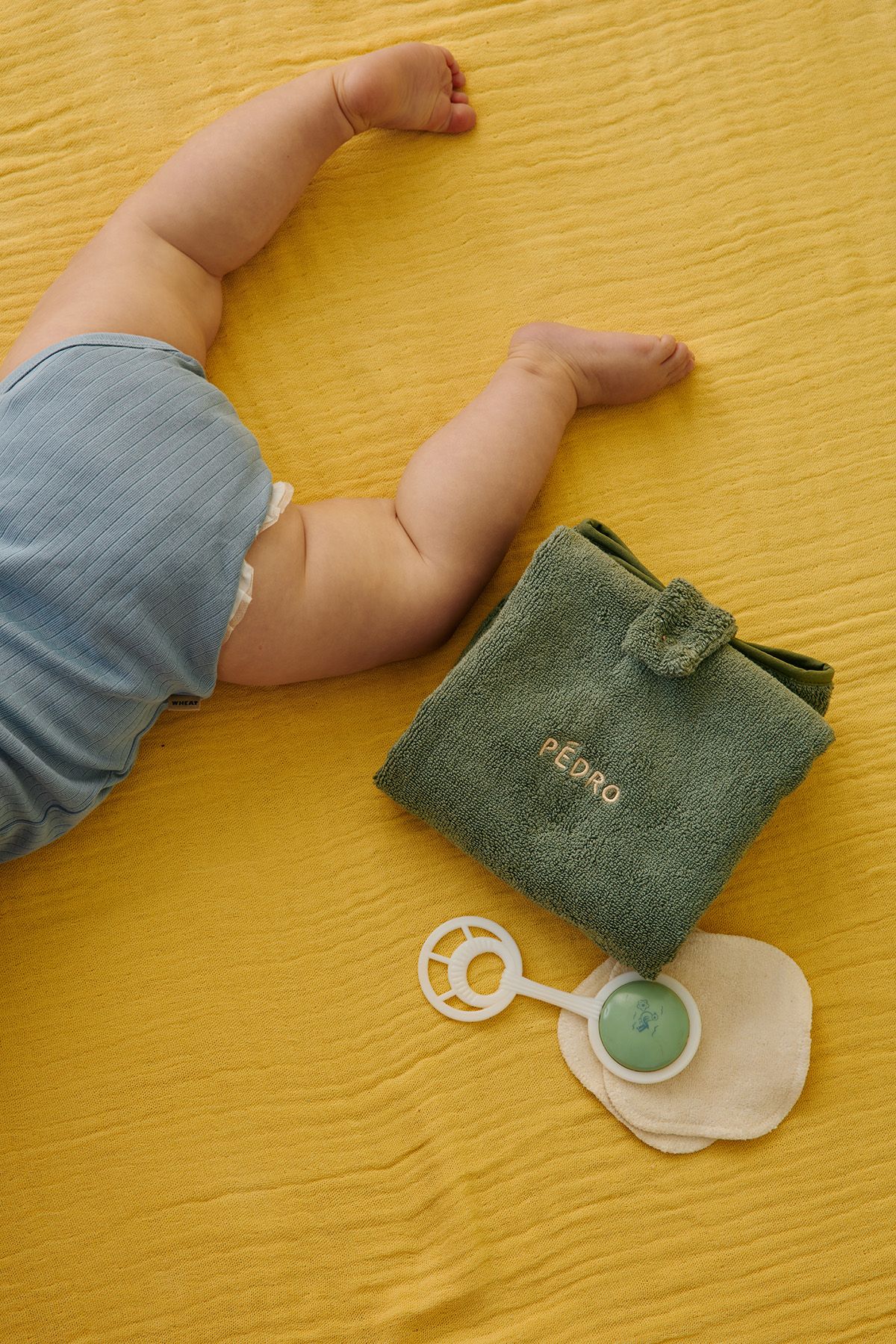Personalizable foldable travel changing mat for babies