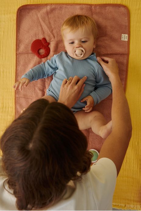 Personalizable foldable travel changing mat for babies