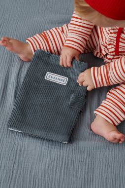 Funda personalizada de pana para la cartilla de salud del bebé
