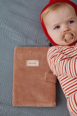 Funda personalizada de pana para la cartilla de salud del bebé