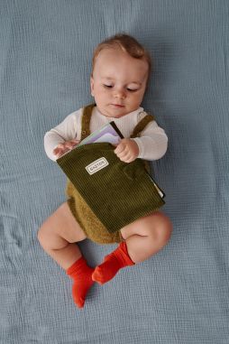 Funda personalizada de pana para la cartilla de salud del bebé