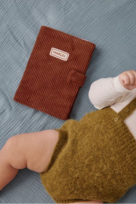 Funda personalizada de pana para la cartilla de salud del bebé