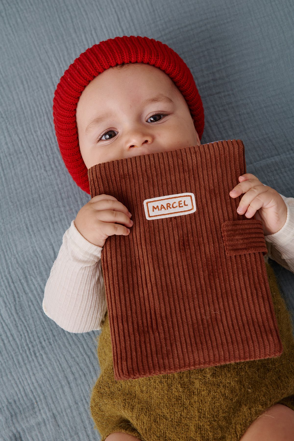 Funda personalizada de pana para la cartilla de salud del bebé