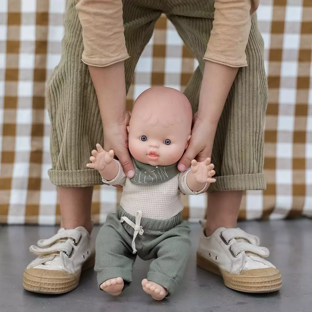 Jolie poupée enfant avec foulard personnalisable - Minikane x Petit Picotin