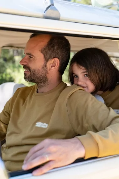 joli sweat uni et brodé enfant parent 