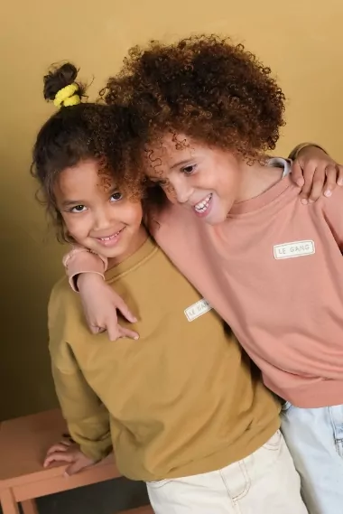 joli sweat uni et brodé enfant personnalisable