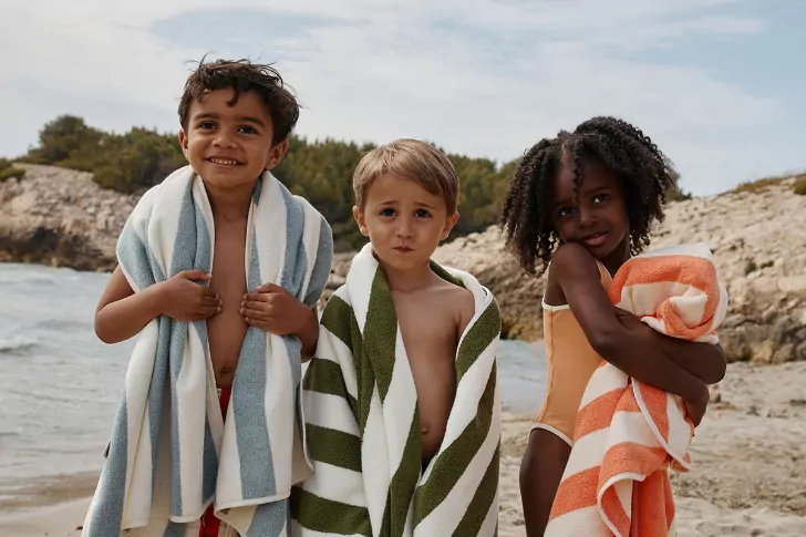 serviette de bain rayée en éponge enfant personnalisable