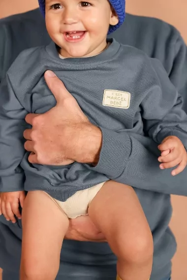 joli sweat uni et brodé 