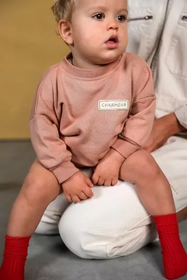 joli sweat uni et brodé