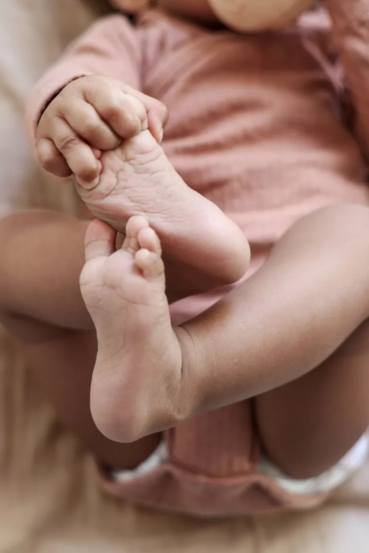 Bébé sur sa table à langer – idée cadeau pour bébé