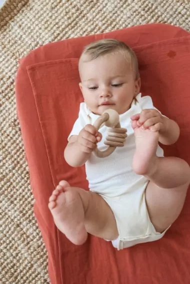 bébé sur sa table à langer
