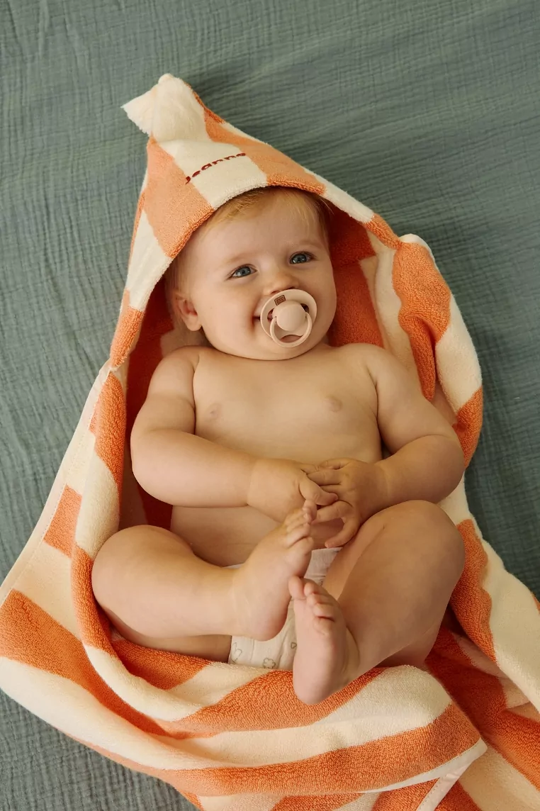Bébé dans une cape de bain – idée cadeau baby shower