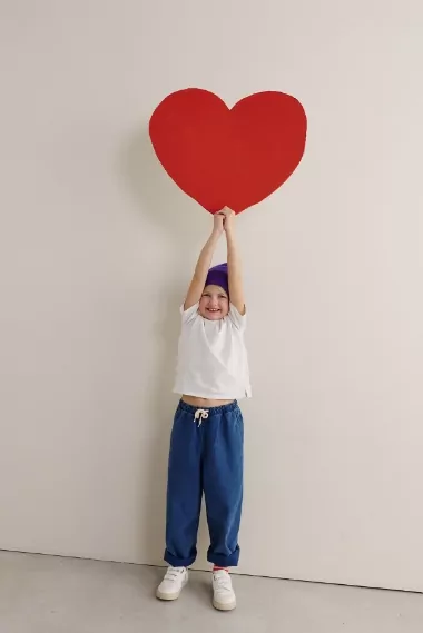 enfant qui tiens un coeur