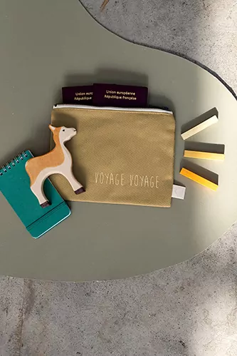 petite pochette porte passeport avec zip personnalisée parfaite pour petit cadeau