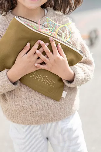 grande pochette à zip et personnalisée pour ranger scoubidous des enfants