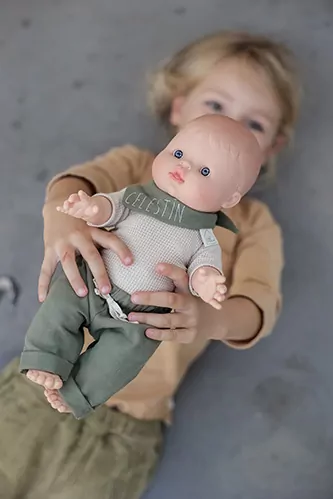 poupée pour enfant avec foulard personnalisé