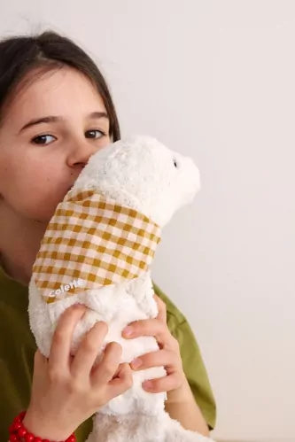 doudou phoque bouillotte avec foulard vichy personnalisable