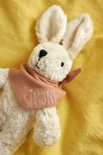 doudou peluche lapin avec foulard personnalisé