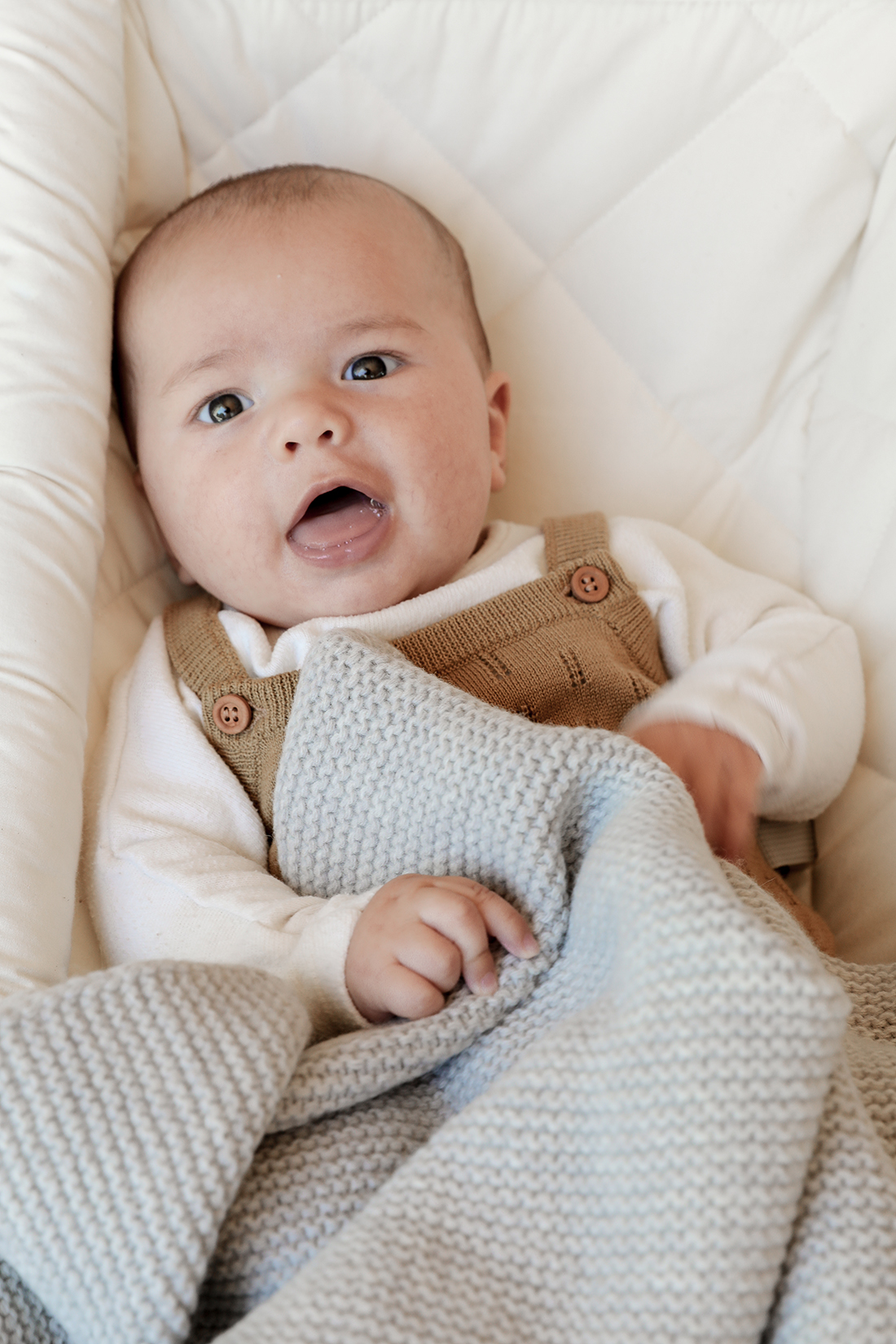 couverture bébé en maille tricotée